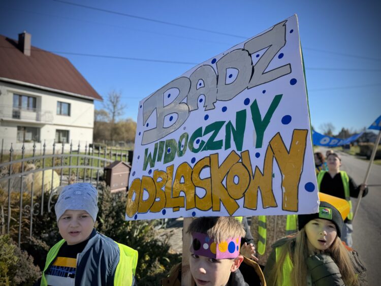 'Tato, mamo, zwolnij!'. Dzieci z Bistuszowej świecą przykładem 1 fot. SP Bistuszowa