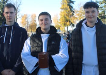 Diecezjanie wspierają seminarium. Na cmentarzach trwa kwesta do puszek 2 Grupa Liturgicznej Służby Ołtarza, kwestująca w Wojniczu