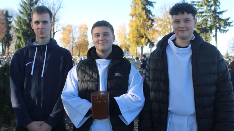 Grupa Liturgicznej Służby Ołtarza, kwestująca w Wojniczu