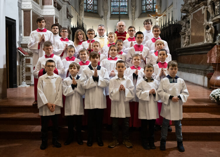 Kolejni chłopcy chcą służyć przy ołtarzu 1 fot. Przemysław Rura
