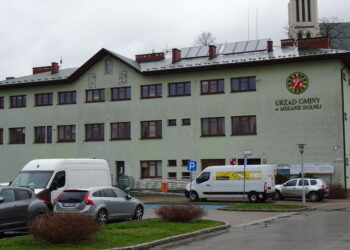 Drugie piętro Urzędu Gminy Mszana Dolna nieczynna. Gdzie załatwisz swoje sprawy? 2 Jan Mehs, CC BY 4.0 , via Wikimedia Commons