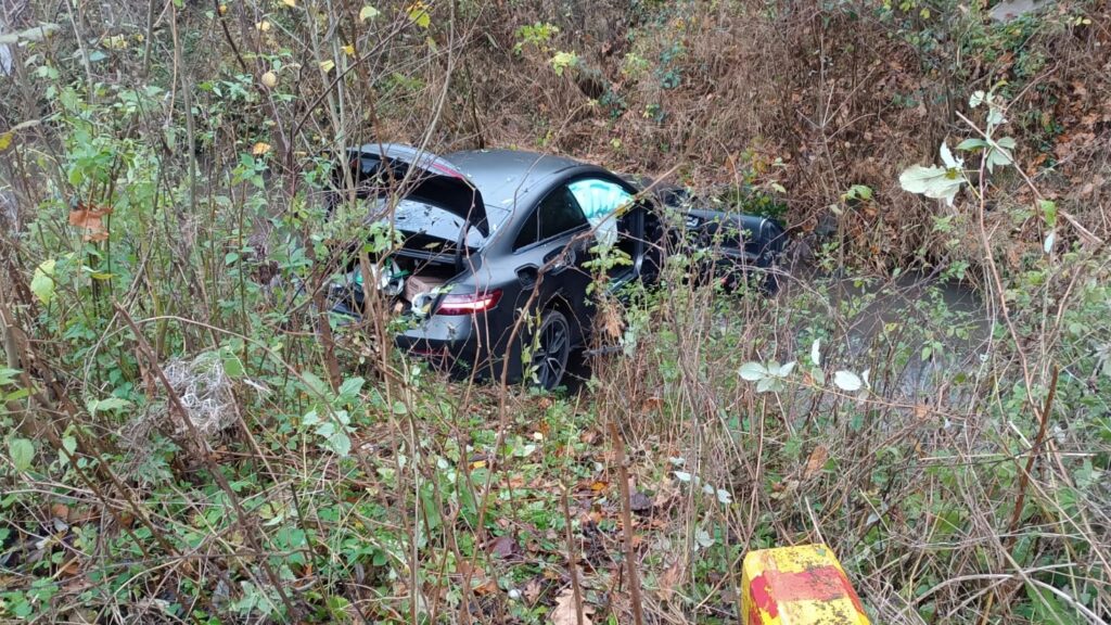 Samochód wpadł do rzeki. Dwie osoby trafiły do szpitala 1 WhatsApp Image 2025 11 09 at 15.48.36