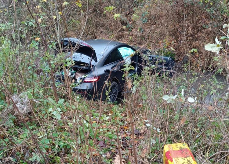 Samochód wpadł do rzeki. Dwie osoby trafiły do szpitala 1 fot. PSP Bochnia