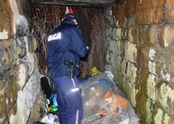 Osoby starsze, samotne i bezdomne. Sądecka akcja Zima to przede wszystkim pomoc potrzebującym 2 fot. KMP Nowy Sącz