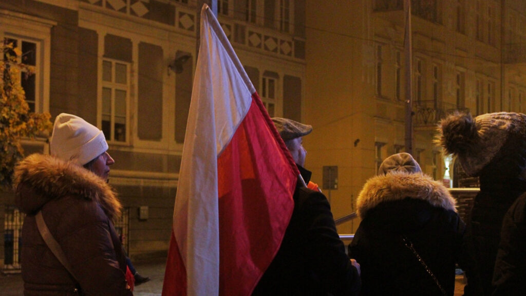 Piosenka patriotyczna znów będzie nieść się po Tarnowie - mieszkańcy, chórzyści i aktorzy spotkają się przed teatrem 1 batch IMG 3838
