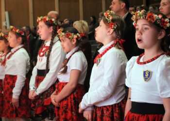 Uczniowie, nauczyciele i absolwenci spotkali się na uroczystej gali. Tarnowskie szkoły pod patronatem ks. Tischnera świętują swój jubileusz 2 bp IMG 4714