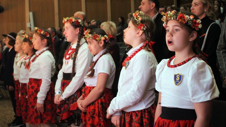 Uczniowie, nauczyciele i absolwenci spotkali się na uroczystej gali. Tarnowskie szkoły pod patronatem ks. Tischnera świętują swój jubileusz 1 bp IMG 4714