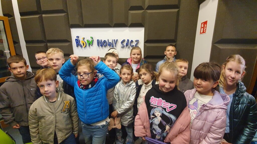 Dzieci z Niskowej odwiedziły Radio RDN Nowy Sącz. Nie zabrakło pięknych podziękowań 2 dzieci niskowa radio