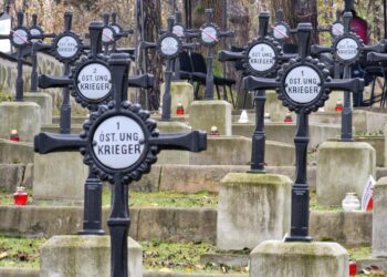 Upamiętnią poległych żołnierzy - Sztafeta Pamięci po raz 23. 2 lowczowek groby