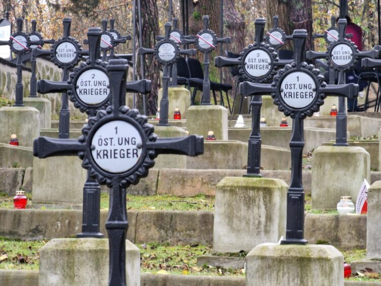 Upamiętnią poległych żołnierzy - Sztafeta Pamięci po raz 23. 1 lowczowek groby