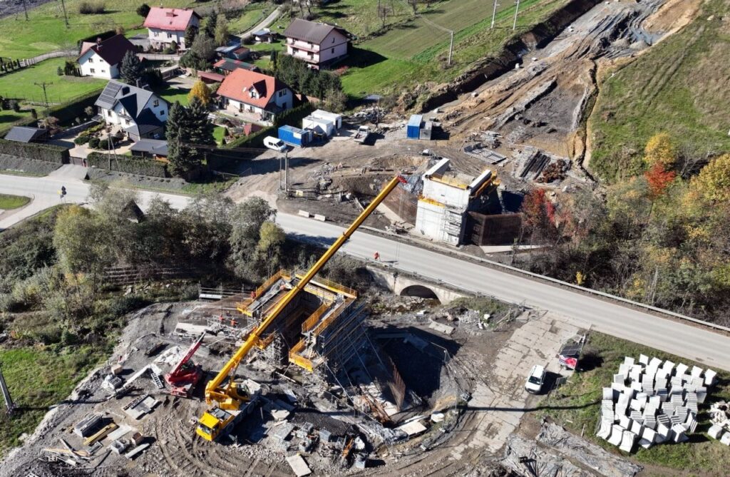 Kolejowe utrudnienia w regionie limanowskim. Przez budowę wiaduktu droga powiatowa będzie zamknięta 2 mordarka pkp plk