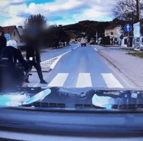 motocyklista tuz przed potraceniem pieszego na przejsciu dla pieszych