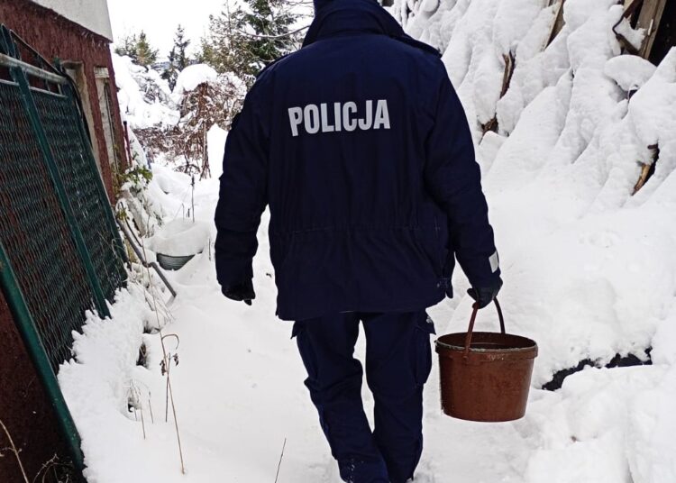 Rozpalili w piecu i sprawdzili instalację. Dzielnicowi z Nowego Sącza pomogli starszemu małżeństwu 1 fot. KMP Nowy Sącz