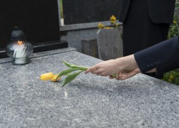 Więcej pieniędzy na godny pochówek. Od stycznia wzrośnie zasiłek pogrzebowy 2 fot. freepik