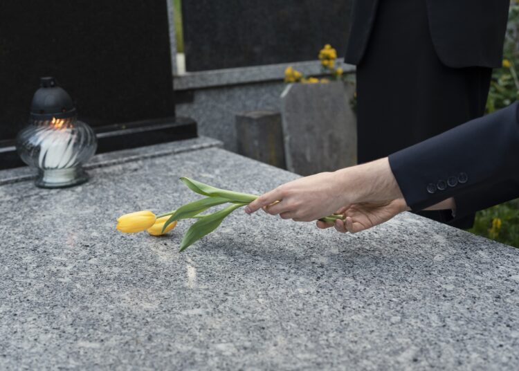 Więcej pieniędzy na godny pochówek. Od stycznia wzrośnie zasiłek pogrzebowy 1 fot. freepik