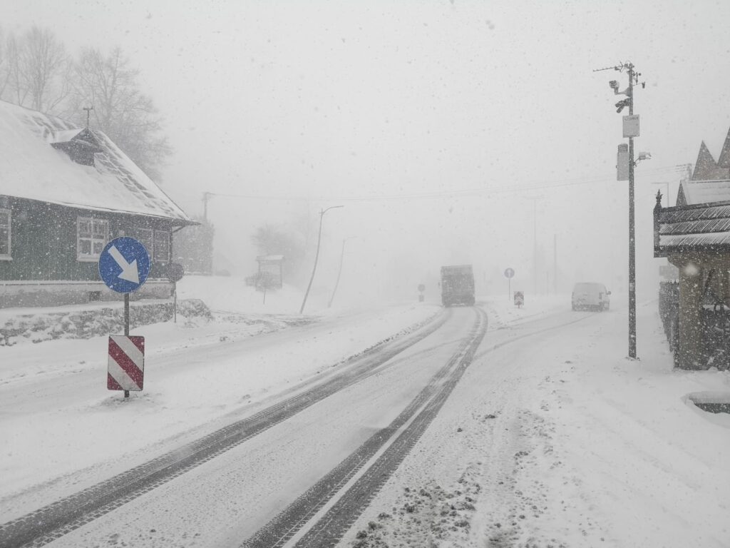 zasniezona droga fot. archiwum KMP NS