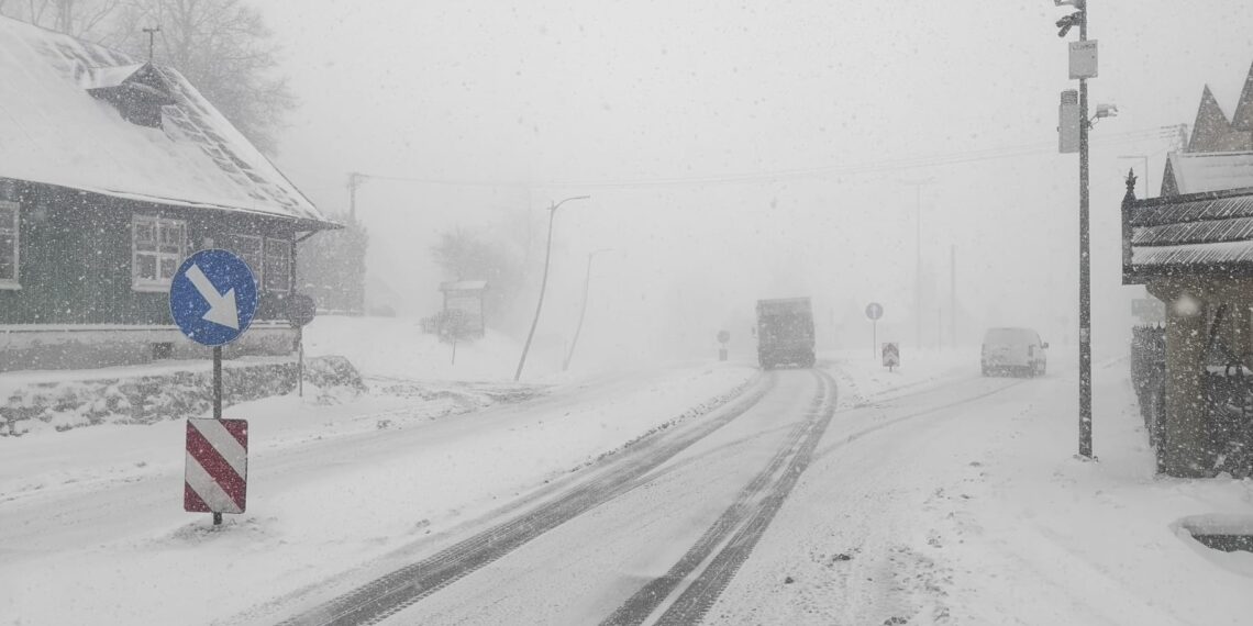 zasniezona droga fot. archiwum KMP NS