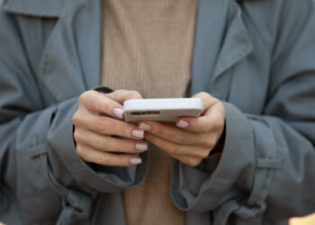 Nowa fala oszustw 'na NFZ”. Fałszywe e-maile o zwrocie kosztów leków 2 fot. freepik