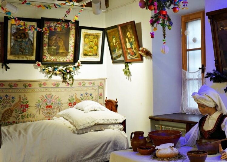 Podłażniczka, pająki, światy - świąteczne klimaty 'W babcinej izbie” 1 001a min