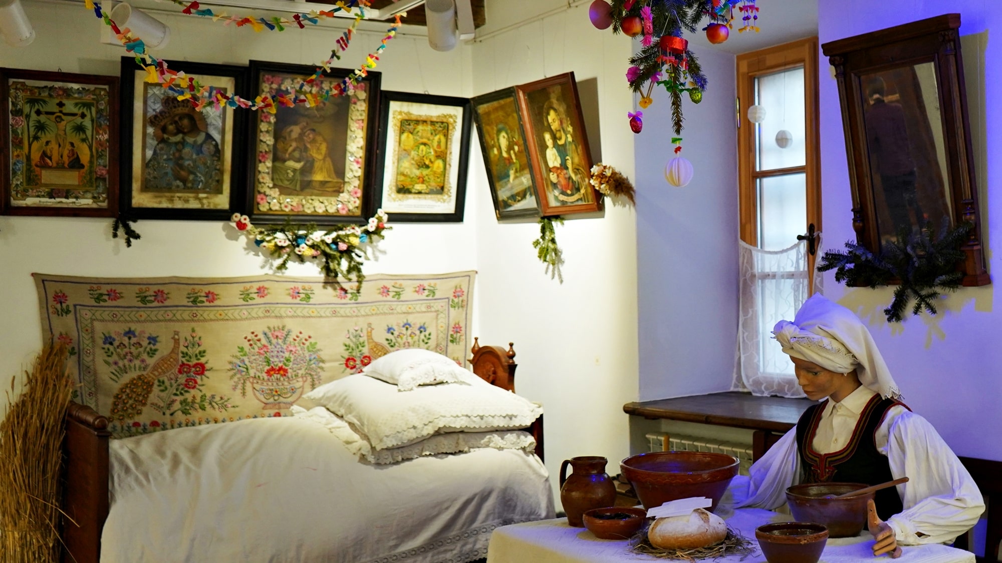 Podłażniczka, pająki, światy – świąteczne klimaty 'W babcinej izbie”