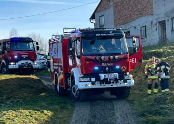 Mężczyzna poszkodowany w pożarze łazienki. 62-latek trafił do szpitala 7 fot. KM PSP w Tarnowie