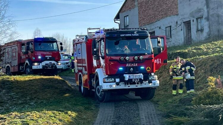 Mężczyzna poszkodowany w pożarze łazienki. 62-latek trafił do szpitala 1 fot. KM PSP w Tarnowie