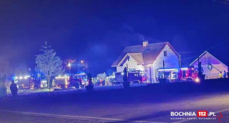 Pożar domu w Łapanowie. Poszkodowana kobieta zabrana do szpitala