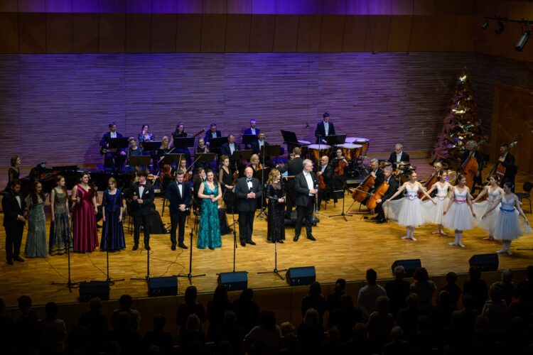 Komplet publiczności na koncercie Świąteczno-Noworocznym w Lusławicach 1 Fot. Paweł Topolski /fb: Stanisław Sorys