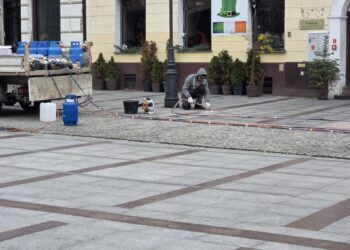 Tarnowski Rynek mniej śliski. Tysiąc stopni ma rozwiązać problem z czerwonymi płytkami 2 GltCIj6q