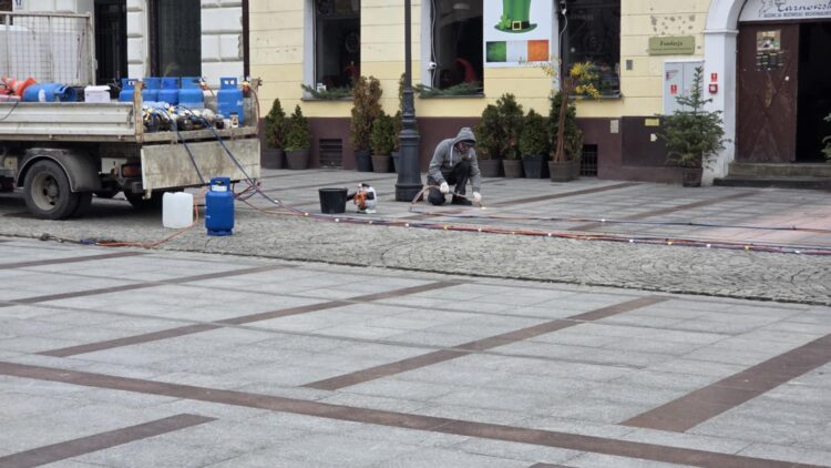 Tarnowski Rynek mniej śliski. Tysiąc stopni ma rozwiązać problem z czerwonymi płytkami 1 GltCIj6q