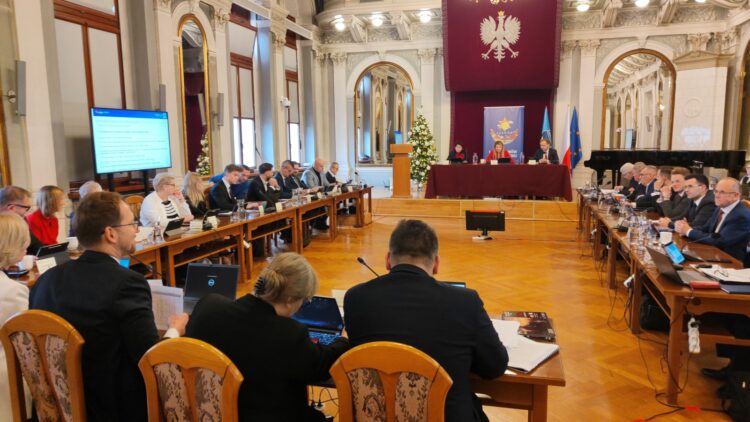 Pół miliarda złotych zadłużenia i budżet określany jako 'biedny'. Tarnowscy radni debatują na sesji 1 IMG20251218092416