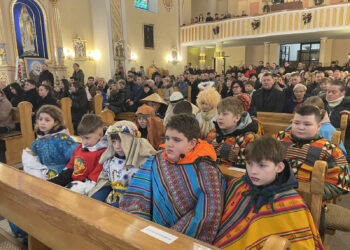 Na zdjęciu: kolędnicy misyjni z parafii Łęg Tarnowski