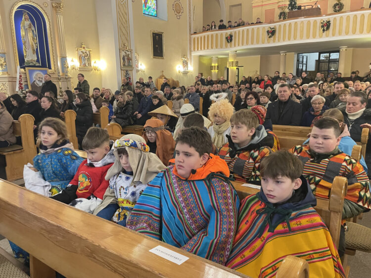 Na zdjęciu: kolędnicy misyjni z parafii Łęg Tarnowski