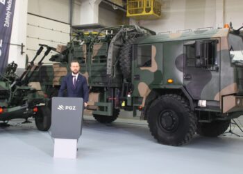 w tle: system obrony powietrznej "Pilica"