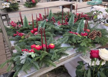 Naturalne materiały bardziej popularne niż plastik? Tarnowianie robią już świąteczne dekoracje 1 JsUiepIj