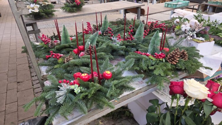 Naturalne materiały bardziej popularne niż plastik? Tarnowianie robią już świąteczne dekoracje 1 JsUiepIj