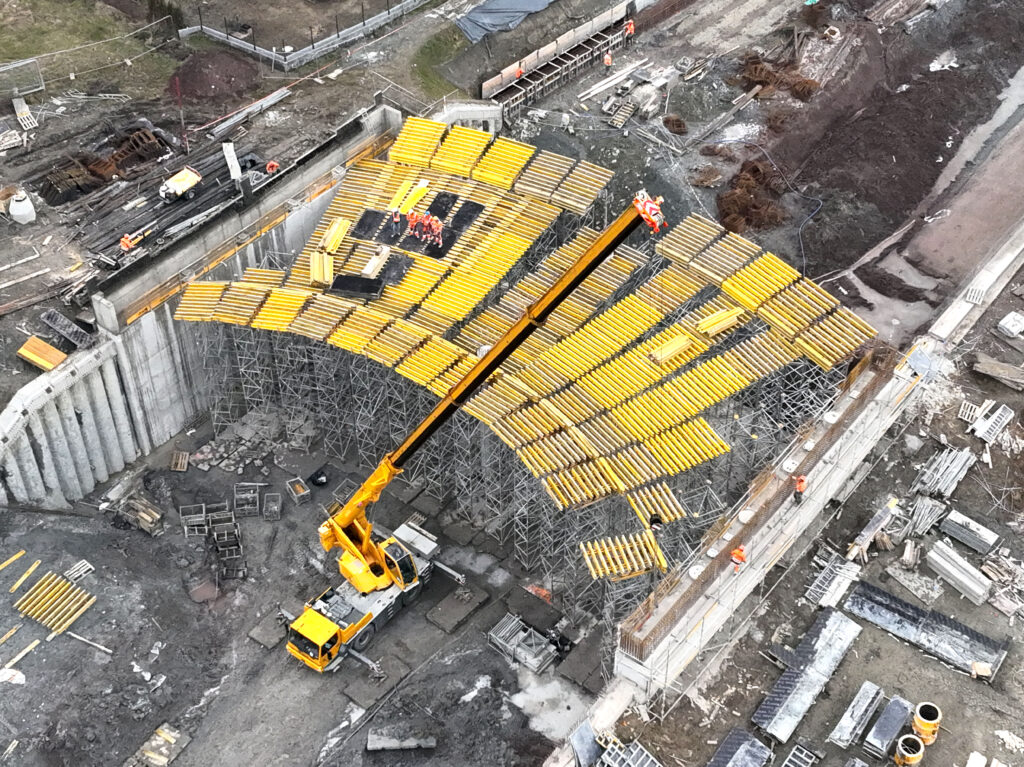 Przygotowanie do budowy nowego wiaduktu kolejowego w sasiedztwie stacji w Mecinie widok z lotu ptaka fot. Krzysztof Dzidek 1