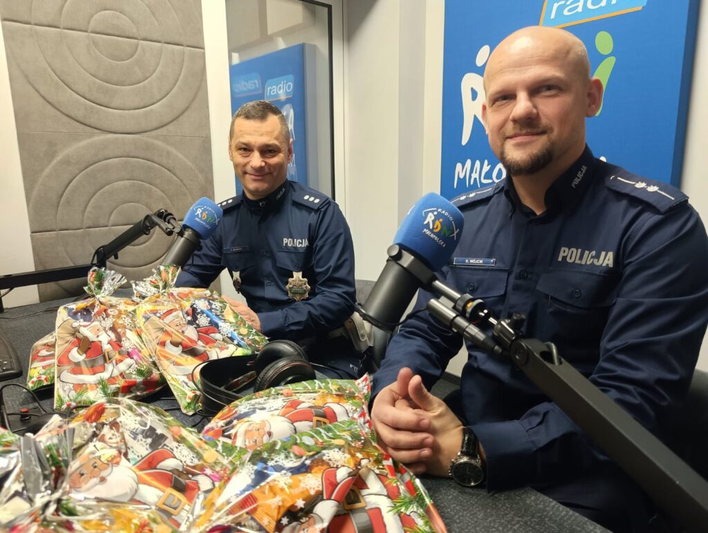 Mikołajowa odsłona audycji 'Pomagamy i chronimy”. Były prezenty, ale też edukacja o bezpieczeństwie 2 WhatsApp Image 2025 12 01 at 10.27.41