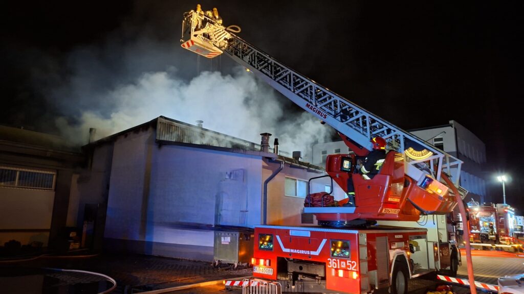 Pożar pomieszczeń magazynowych w Tarnowie. W akcji 10 jednostek Straży Pożarnej 1 WhatsApp Image 2025 12 17 at 20.03.49 2