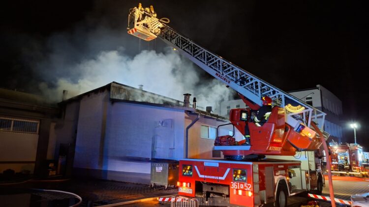 Pożar pomieszczeń magazynowych w Tarnowie. W akcji 10 jednostek Straży Pożarnej 1 fot. KM PSP w Tarnowie