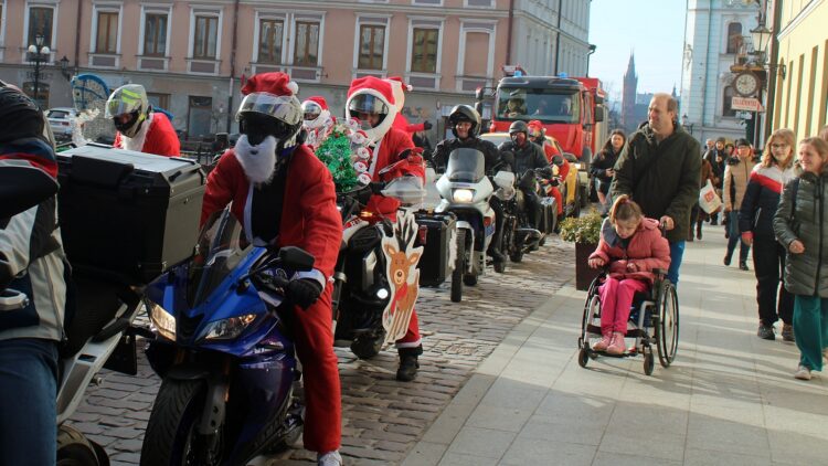 Warkot silników, czapki świętego Mikołaja, a w centrum akcja charytatywna – Moto Mikołaje w Tarnowie 1 aa IMG 5419