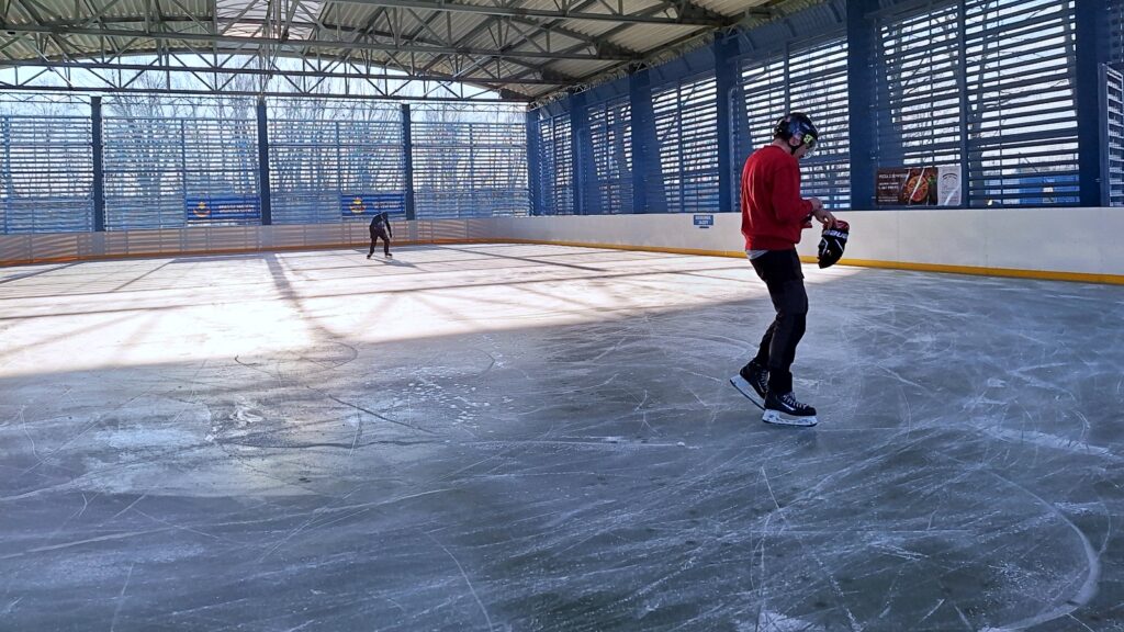 Ruszają tarnowskie lodowiska. Mieszkańcy miasta mogą liczyć na niższe ceny 1 batch 20241206 100806 1