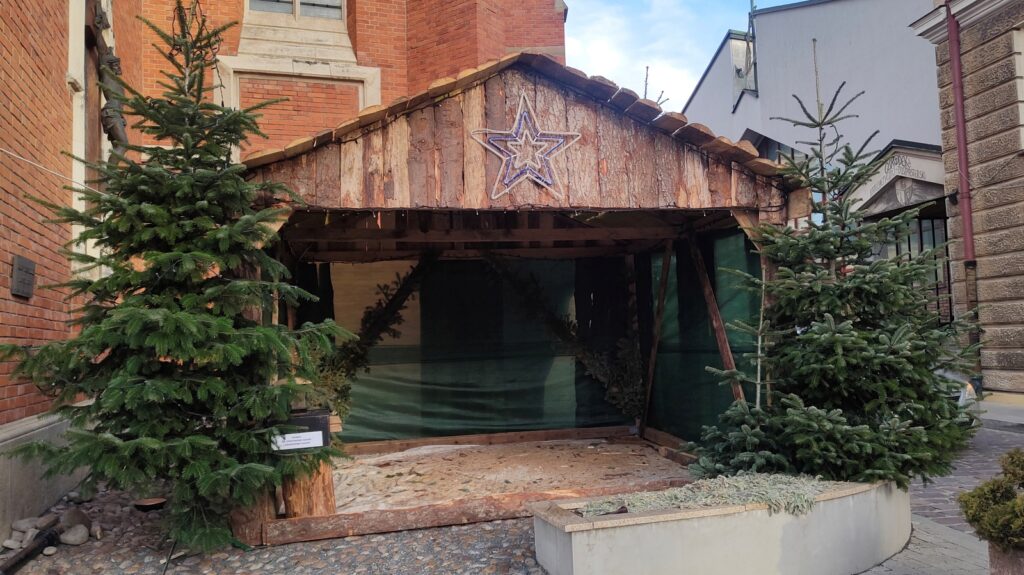 Szopka przed katedrą już stoi, figury zostaną ustawione w tym tygodniu 2 bt IMG20251217093838 tb