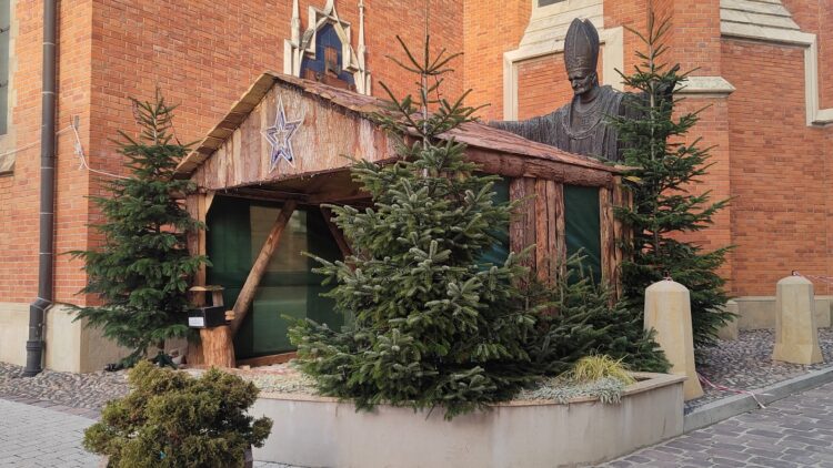 Szopka przed katedrą już stoi, figury zostaną ustawione w tym tygodniu 1 bt IMG20251217094147 tb