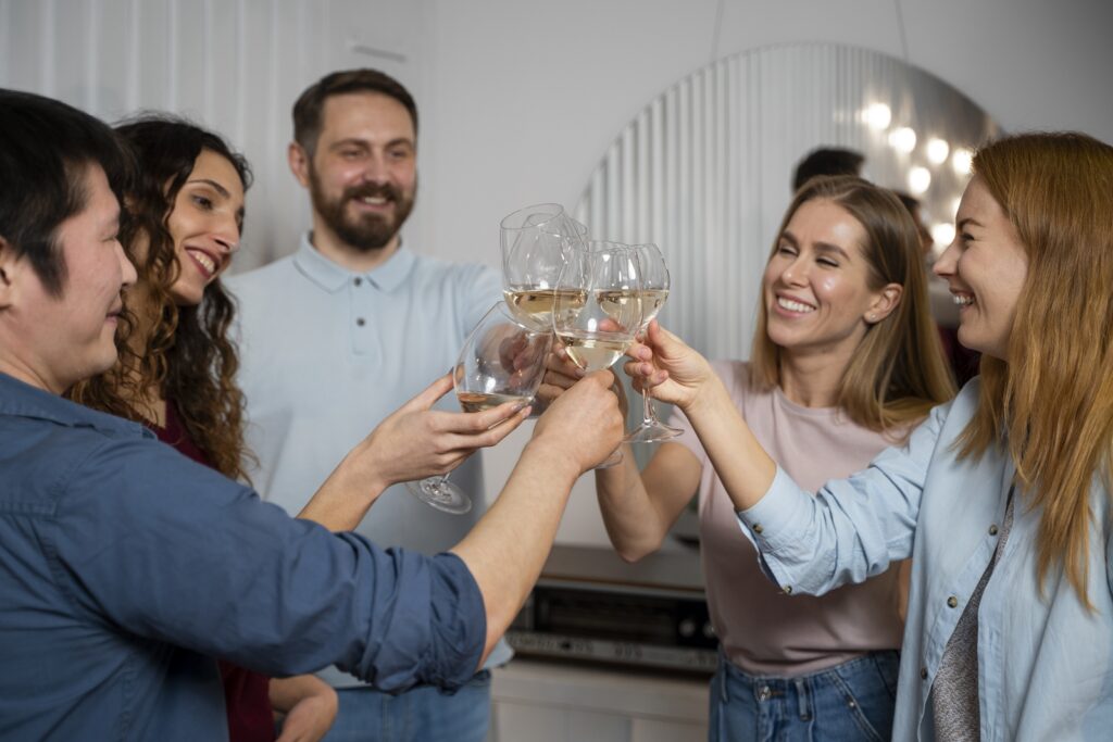 Domówki zamiast hucznych balów sylwestrowych – tarnowianie opowiedzieli jak przywitają Nowy Rok 1 friends having fun together 1