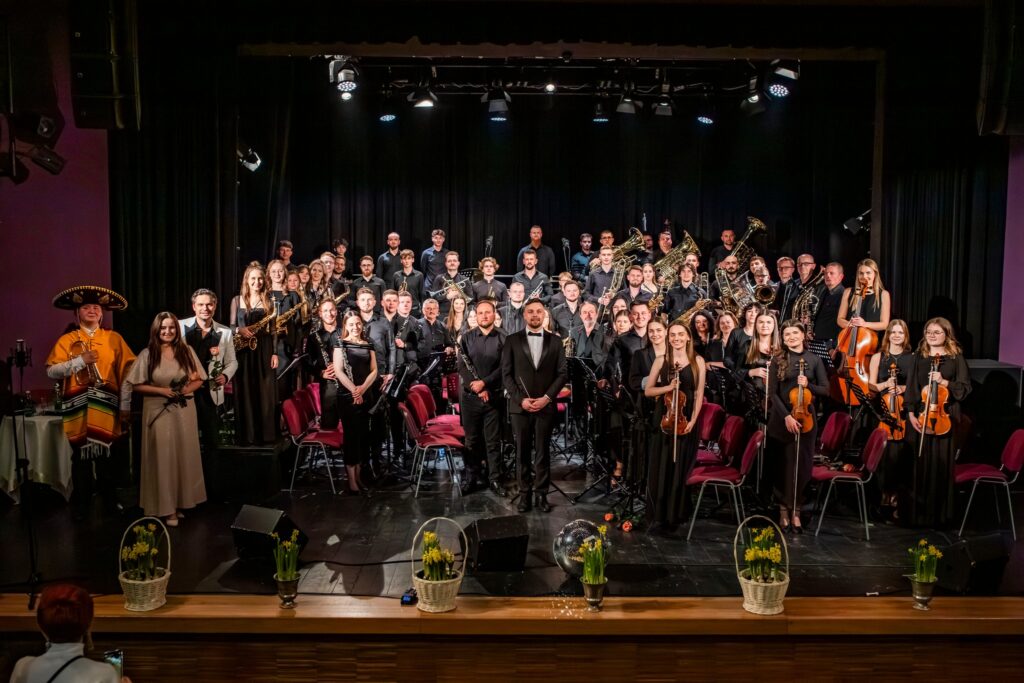 Koncert Noworoczny w Starym Sączu. Z Miejską Orkiestrą zaśpiewają Ewa Novel, Tomasz Bulzak i Sebastian Iźwicki 1 miejska orkiestra stary sacz