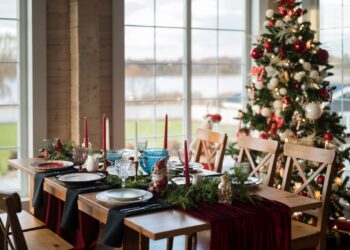 pusty stol gotowy na swiateczny obiad