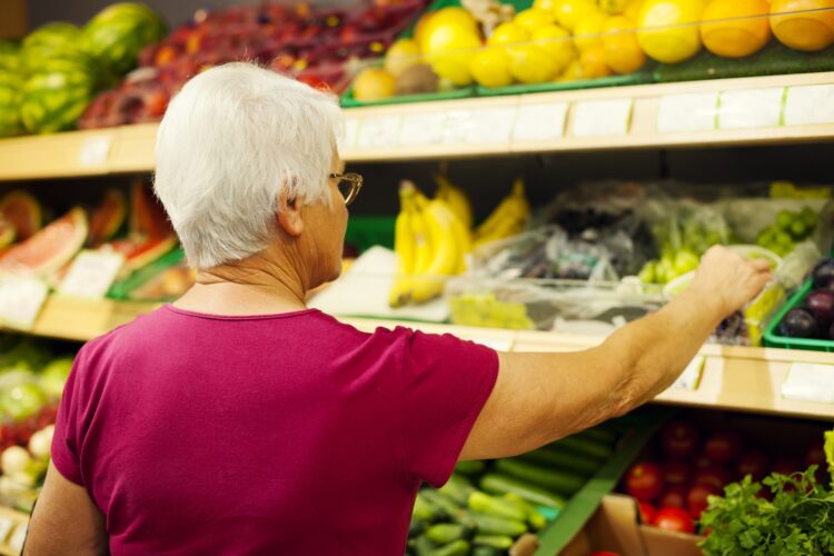 'Na codzienne zakupy”. Pomoc dla seniorów płynie nie tylko przed świętami 1 fot. freepik