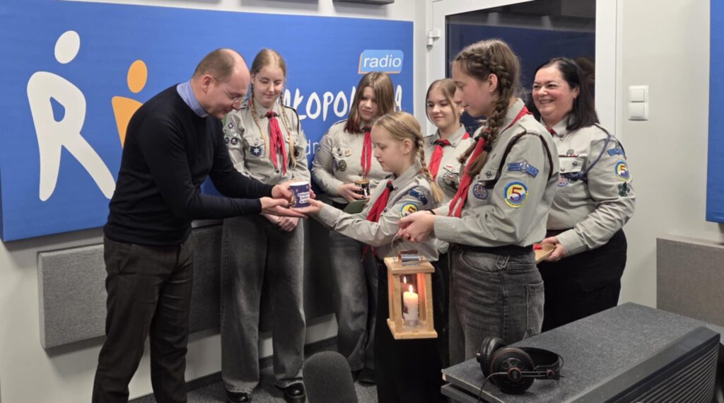 'Pielęgnuj dobro w sobie' - Betlejemskie Światło Pokoju dotarło do Radia RDN 1 tEXVUhs