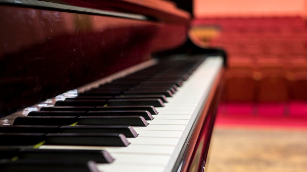 zblizenie fortepianu przed przestrzenia koncertowa